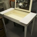 884 9450 DRESSING TABLE